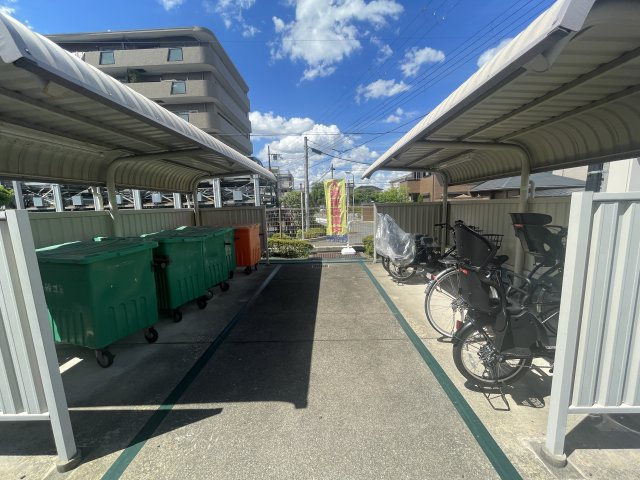 　東香里野村マンションの駐車場