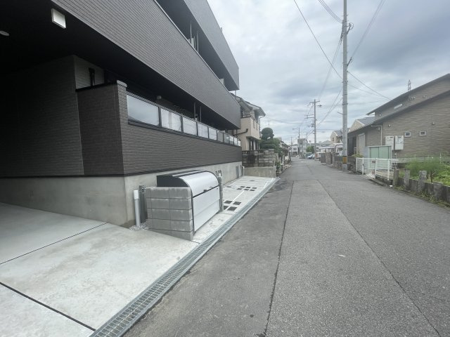 セレニティ下木田B棟の駐車場