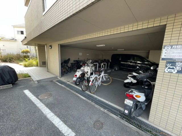 グローバルKの駐車場