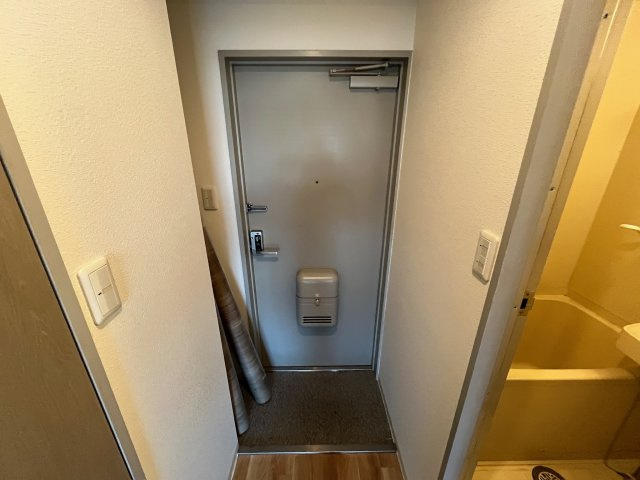 ロータリーマンション萱島西の玄関|間取りが反転の同じマンションのお部屋です