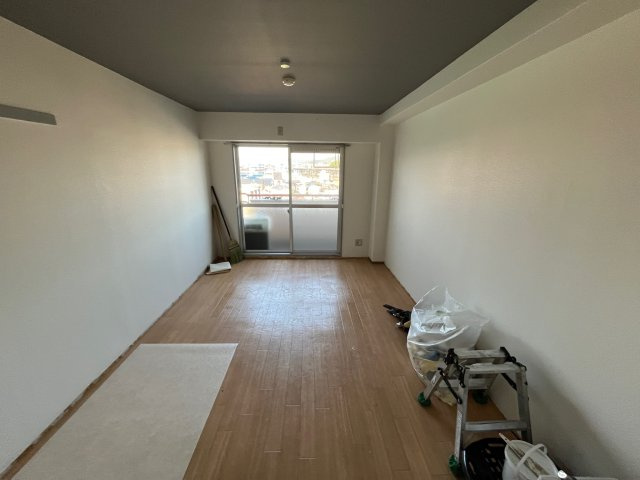 ロータリーマンション萱島西の居間・リビング|間取りが反転の同じマンションのお部屋です