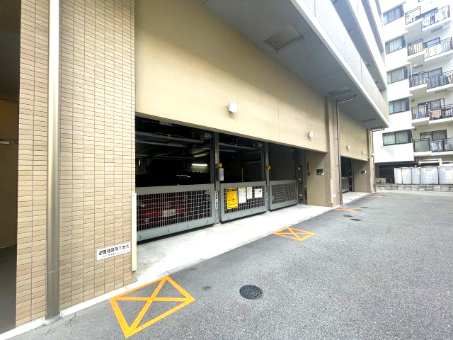 S-RESIDENCE江坂Alegriaの駐車場