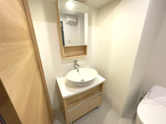Uresidence Temmabashiの独立洗面台|同マンション反転タイプの部屋写真