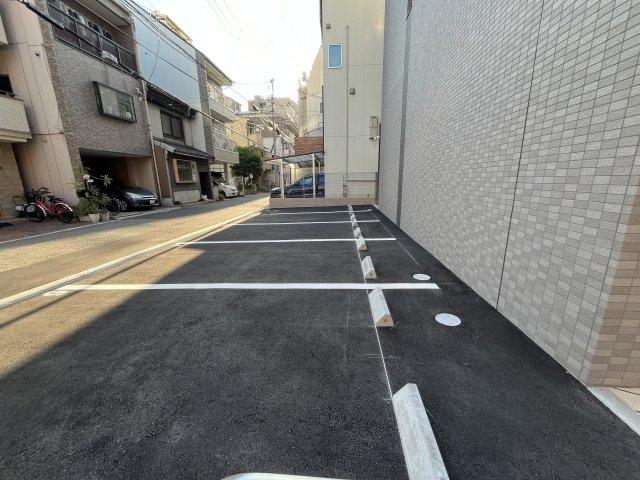 Alivis北梅田の駐車場