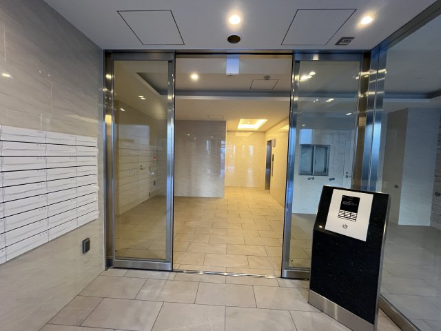 Alivis北梅田のロビー
