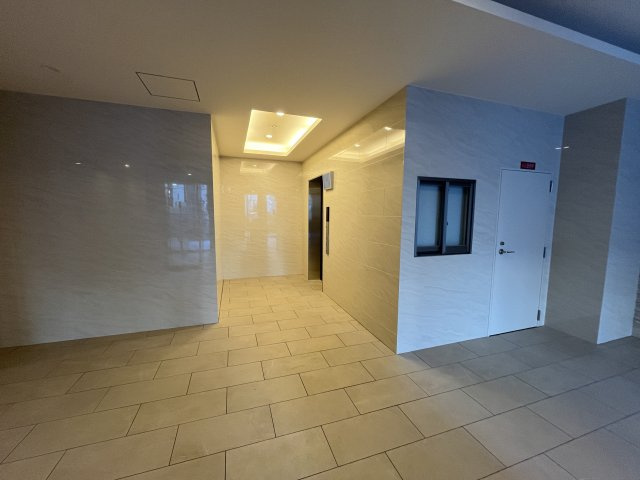 Alivis北梅田のロビー
