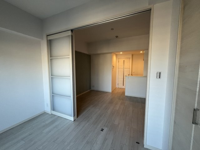 Alivis北梅田の洋室