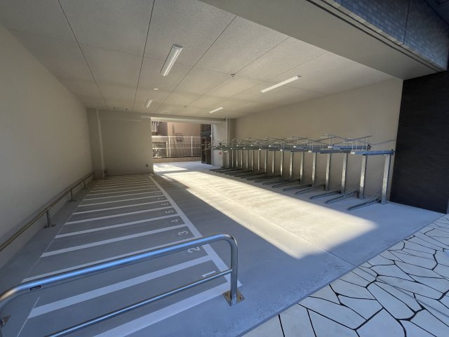 Alivis北梅田の駐車場