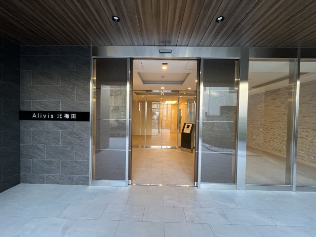 Alivis北梅田のエントランス