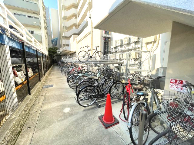 パークフラッツ江坂　仲介手数料無料の駐車場