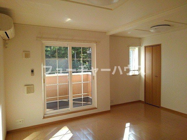 アンプリアルの居間・リビング|こちらの居間で趣味の時間をお楽しみください