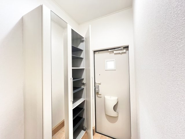 ピーノパストラル６の玄関|収納もある玄関です
