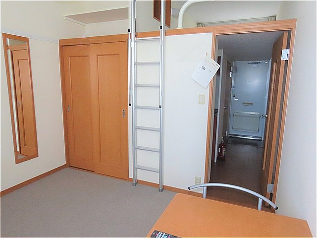 レオパレスヴィラグラン大手の居間・リビング|ロフト付きのお部屋です