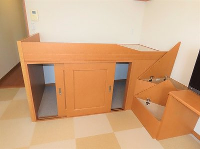 レオパレスつくしの内装|ベッド下、階段下は大容量収納！