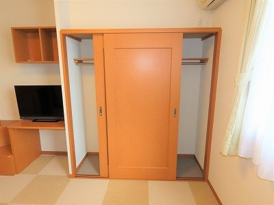 レオパレスつくしの内装|クローゼットあり