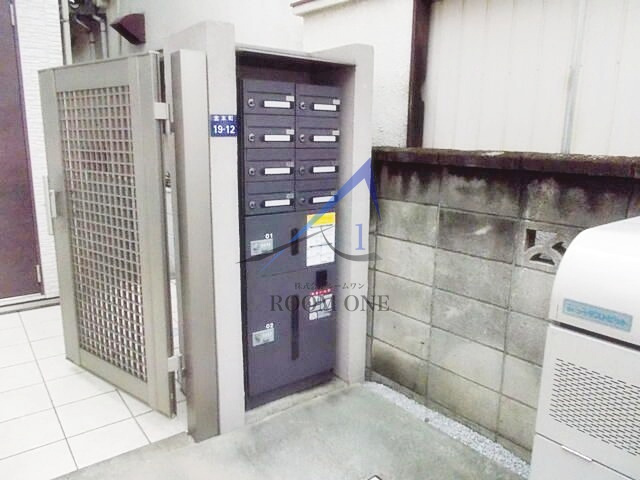 アリー板橋本町のその他共用部分|集合ポストと宅配ボックスです。