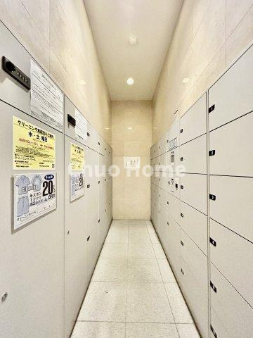 コスモステージ荒川遊園サウスリッジの設備|【宅配ボックス】在宅時・不在時に関わらず、居住者の代わりに非対面で宅配物を受け取ってくれる便利な設備です。わかりやすくご説明致しますので見学時にはお部屋だけではなく共用部分もぜひチェックしてください。