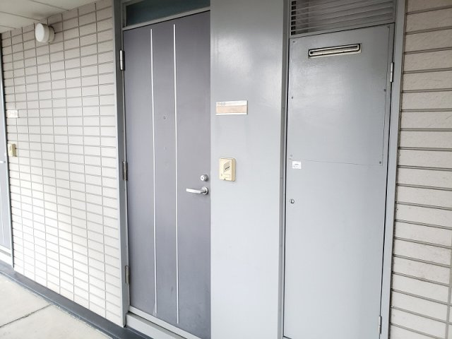 レオパレスリバーシティーの玄関