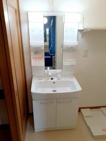ランドマークけやきⅥ番館の洗面所|明るい洗面所です