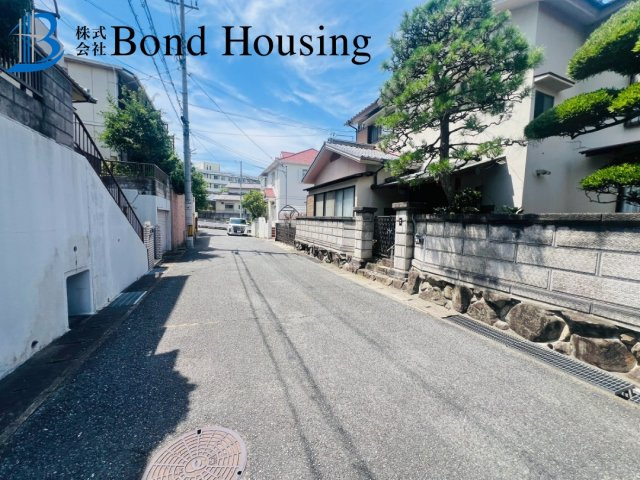 駐車並列2台可能　大津和2丁目　中古戸建の前面道路含む現地写真