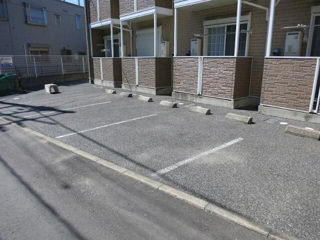 コンフォースの駐車場