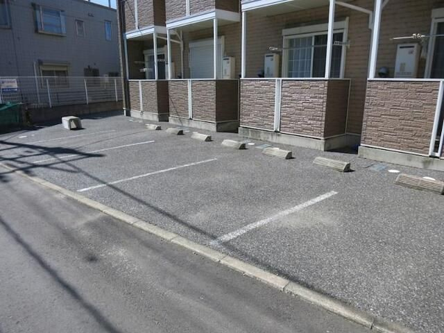 コンフォースの駐車場