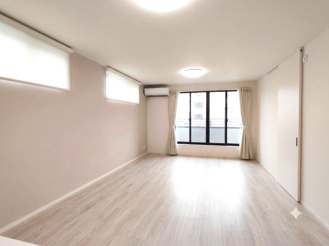 西区福重5丁目中古戸建の居間・リビング|2階リビング☆家具や荷物はCG加工により消去しております。現況優先とします。