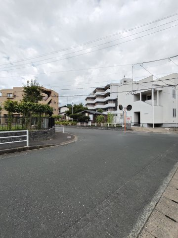西区福重5丁目中古戸建の前面道路含む現地写真|広々前面道路