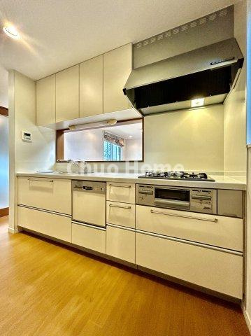 葛飾区新小岩1丁目中古住宅のキッチン|ワイドで収納豊富なシステムキッチン