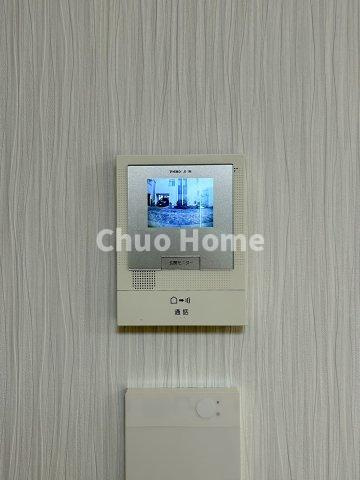葛飾区新小岩1丁目中古住宅のセキュリティ|【モニターホン】誰が来たかすぐにわかるカラーモニター付きインターホン。通話ボタンを押すまでは室内の音は漏れていませんので相手を確かめてから応対できます。