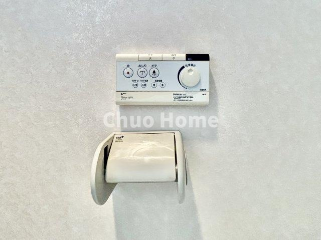 葛飾区新小岩1丁目中古住宅の内装|【ウォシュレット】清潔に使いたいお手洗いには最適な設備です。もちろんウォームレットも標準装備です。