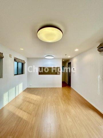 葛飾区新小岩1丁目中古住宅のダイニング|【ダイニング】忙しい朝でも、しっかり家族が揃って食事をして頂けるゆとりある大きさのダイニングスペース。奥様が作る手料理をカウンター越しに受けとって頂き、テーブルで囲む素敵な時間を存分に愉しんで下さい。