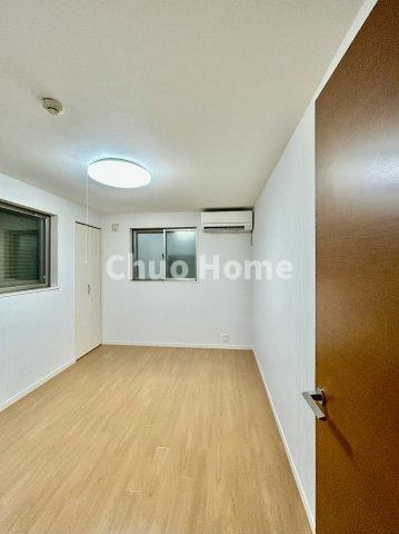 葛飾区新小岩1丁目中古住宅の寝室|【寝室】心と体をゆったりと安らげる主寝室。寝室のゆとりが大きい分だけ、暮らしの安らぎは深まります。一日の疲れを癒すだけでなく、ご夫婦の親密な語らいを紡ぎ出します