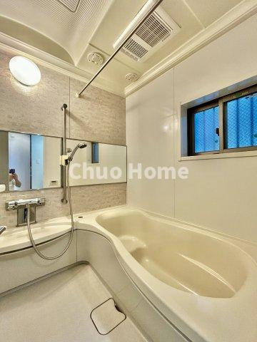 葛飾区新小岩1丁目中古住宅の浴室|【バスルーム】暖房換気乾燥機付きシステムバスルーム。暖房・冷風・換気・乾燥など、毎日を快適に過ごせるうれしい機能が揃っています。雨の日の洗濯物も安心です。