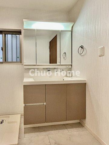 葛飾区新小岩1丁目中古住宅の独立洗面台|【洗面化粧台】洗面化粧台には三面鏡を採用。身だしなみを整えやすい事はもちろんですが、鏡の後ろに収納スペースを設ける事により、散らかりやすい洗面スペースをすっきりさせる事が出来るのも嬉しいですね