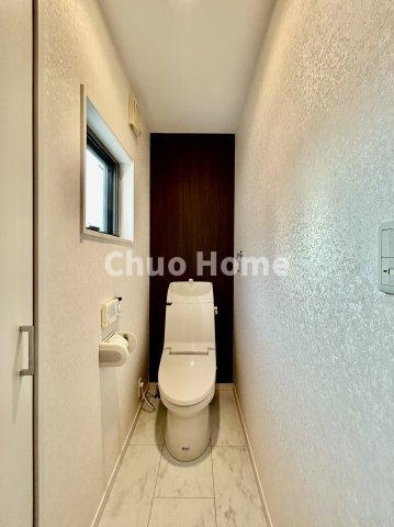 葛飾区新小岩1丁目中古住宅のトイレ|【トイレ】 収納スペースをしっかりと確保した温水洗浄便座機能付きトイレ。温水洗浄便座は清潔にお使いいただくための大切なアイテムです。
