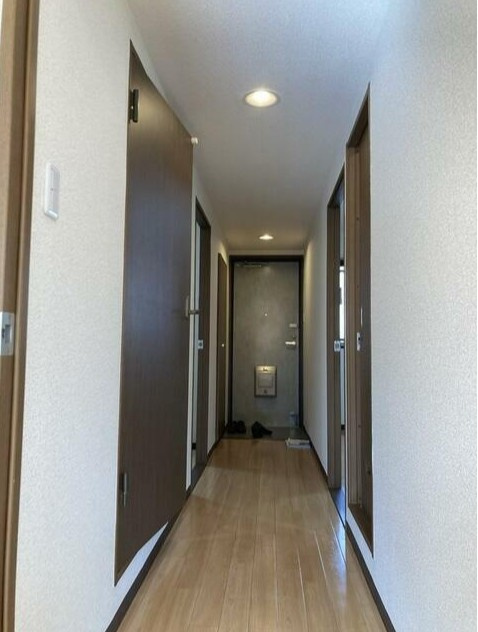 稲城市東長沼の賃貸マンションの玄関