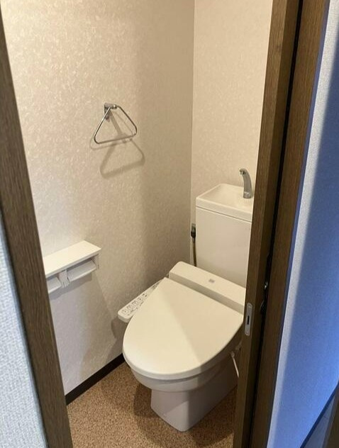 稲城市東長沼の賃貸マンションのトイレ