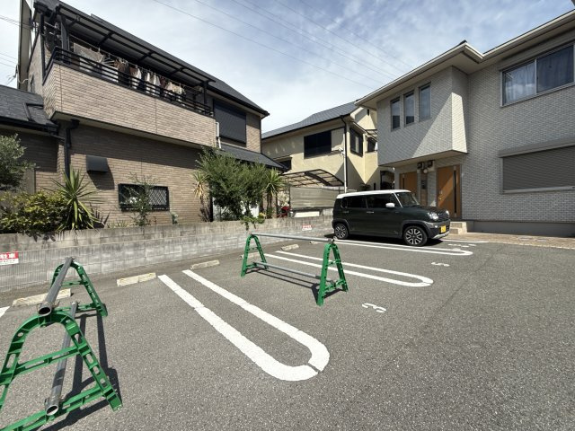 ルミエル B棟の駐車場