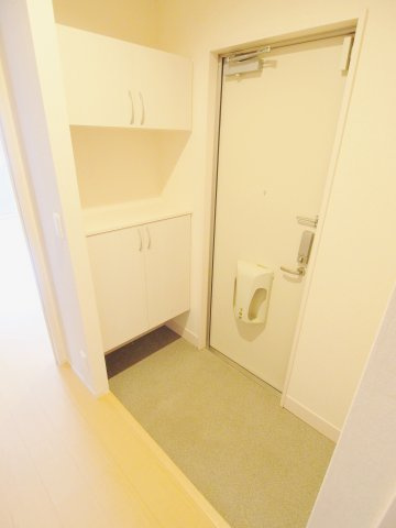 D-room上影　A棟の玄関