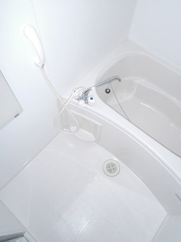 レオパレスソレイユⅡの浴室|コンパクトで使いやすいお風呂です