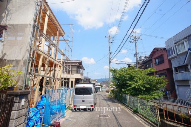 【前面道路含む現地写真】 | 東大阪市東鴻池町5丁目　【2号棟/全2棟】 | 南向き☆【前面道路幅員：約4.7ｍ☆】