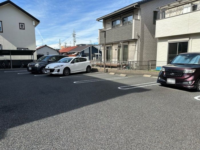 セゾン平出の駐車場