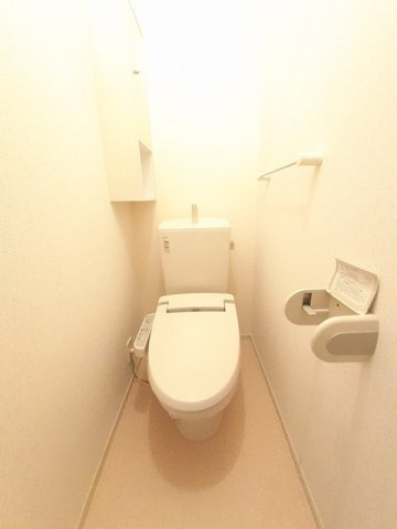 コーポ・ソレイユのトイレ|落ち着いた色調のトイレです