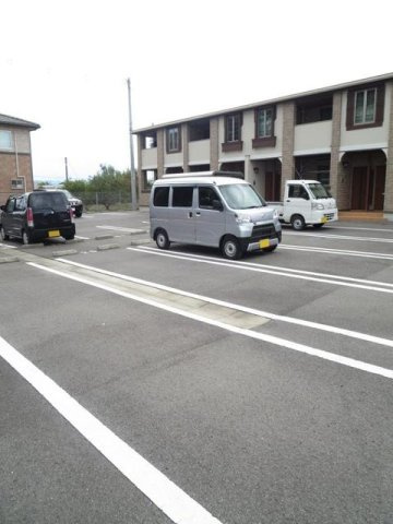 ミルト住吉Ⅱの駐車場|車をお持ちの方に嬉しい駐車場付きの物件です