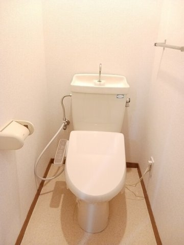 コーポ　ラフォーレ　Ｂのトイレ|落ち着いた色調のトイレです