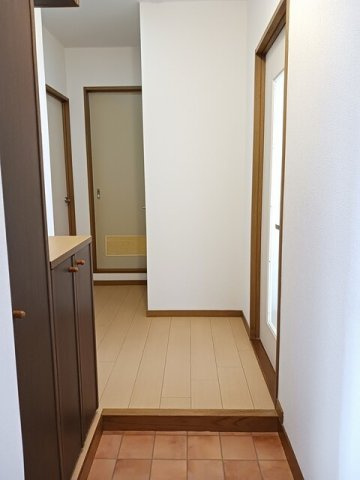 コーポ　ラフォーレ　Ｂの玄関|明るい玄関です