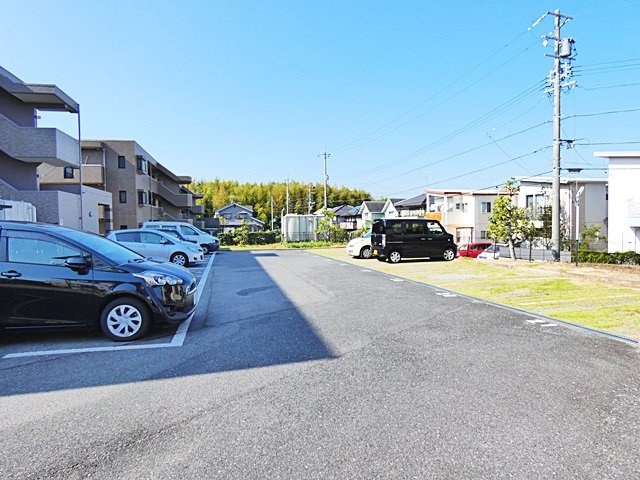 レージュ神ノ倉の駐車場|車をお持ちの方に嬉しい駐車場付きの物件です
