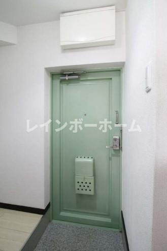 東和プラザAB館の玄関