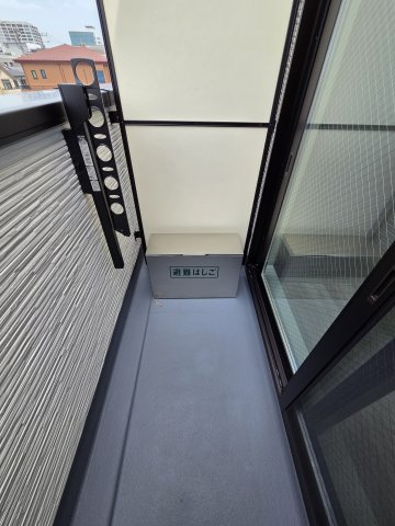 調布市下石原２丁目のアパートのバルコニー